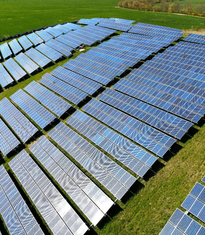 Photovoltaik-, Solar-, Freiflächenanlage auf einer ehemaligen Mülldeponie. Renaturierung mit erneuerbaren Energien. Luftbild mit Drohne.