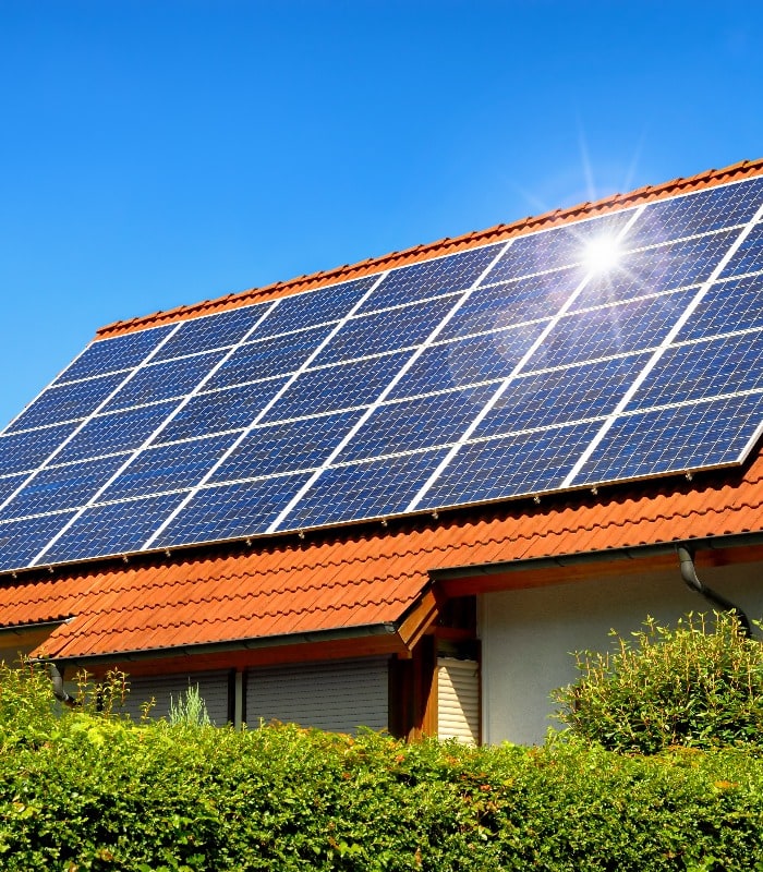 Solardach auf einem Einfamilienhaus reflektiert die Sonne