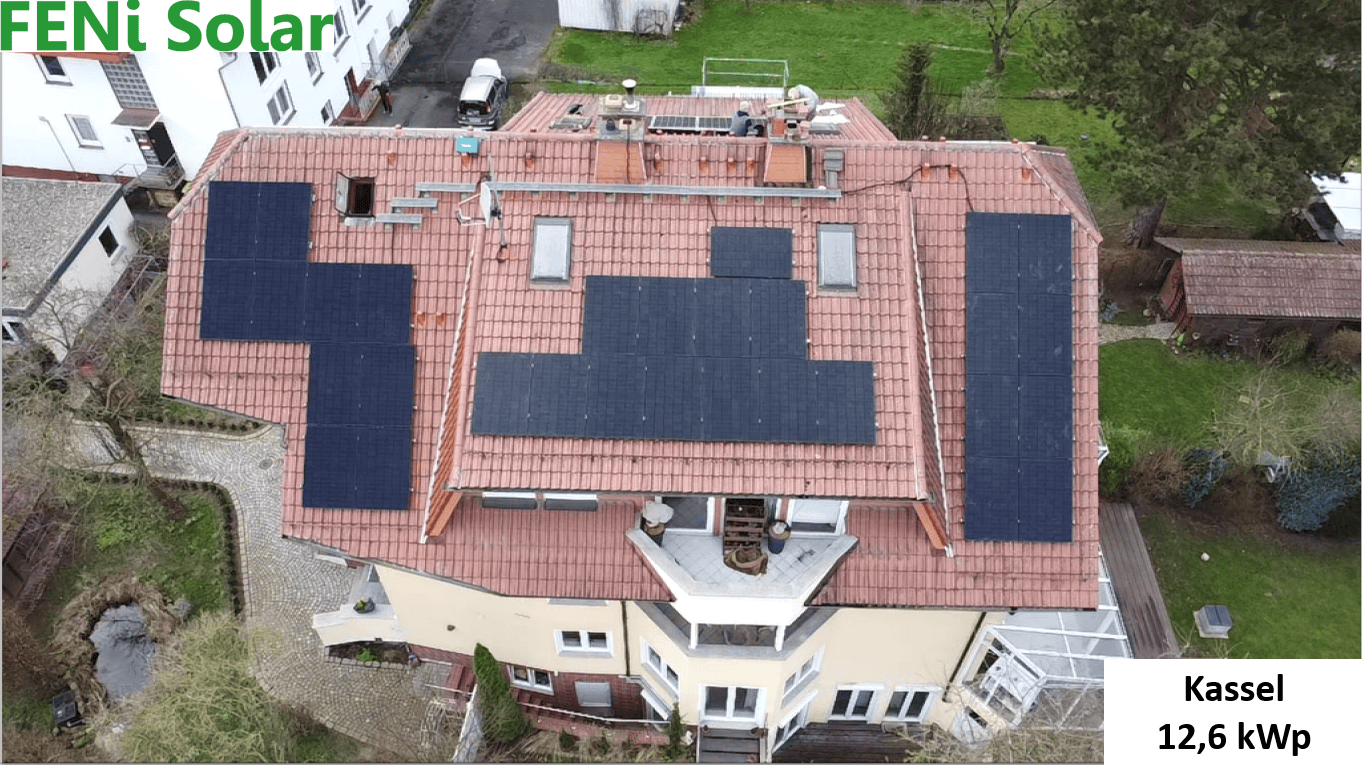 Luftaufnahme eines Hauses mit Solaranlage auf dem Dach in Kassel. Text: FENi Solar, 12,6 kWp.