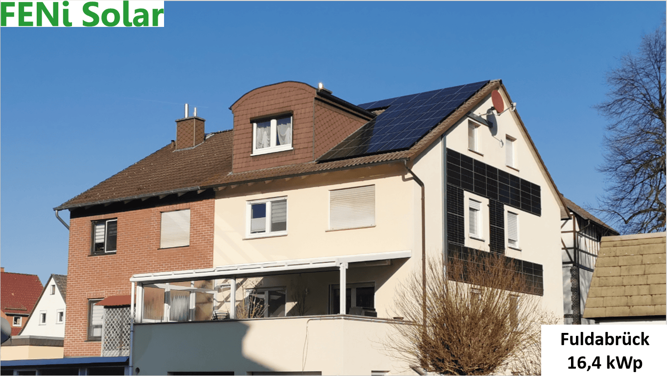 Zweistöckiges Haus mit Solarpanels, blauer Himmel, braun-weißes Design, Werbetext für Solarenergie.