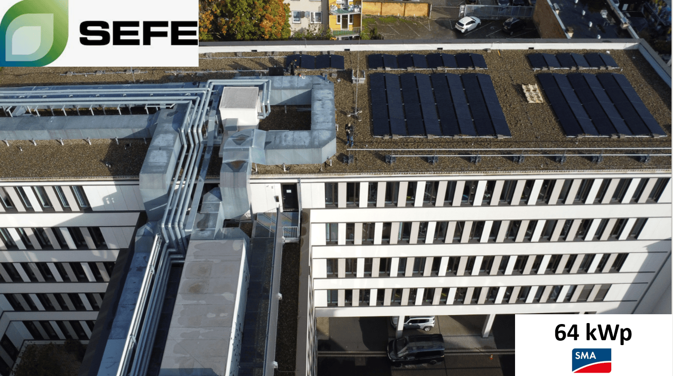 Gebäude mit Solarmodulen auf dem Dach, SEFE-Logo oben links, SMA-Logo und "64 kWp" unten rechts.